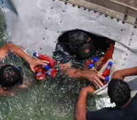 Rapiña acuática en Tabasco tras caída de tráiler al río Samaria