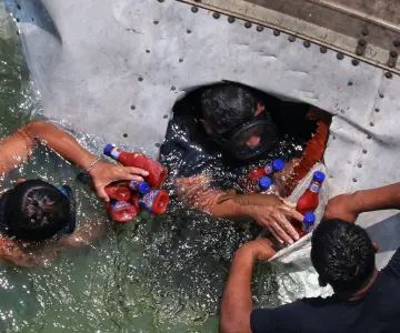 Rapiña acuática en Tabasco tras caída de tráiler al río Samaria