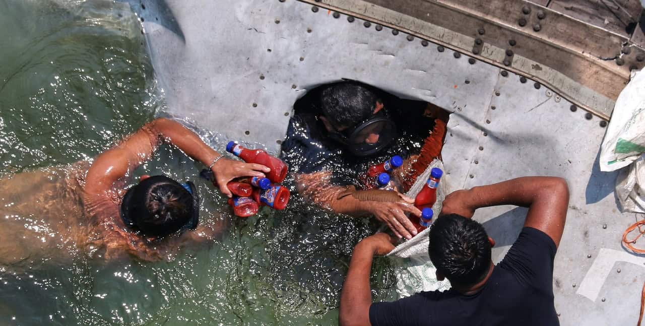 Rapiña acuática en Tabasco tras caída de tráiler al río Samaria