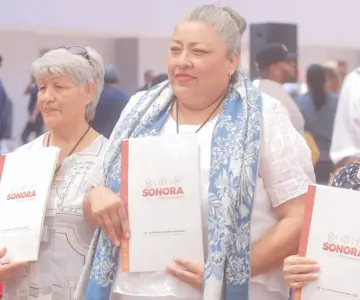 Reciben escrituras 250 familias de Hermosillo