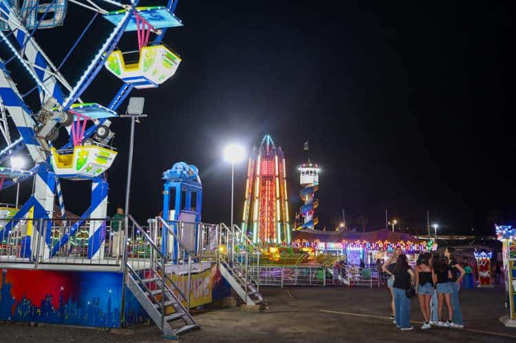 Juegos mecánicos iluminan la ExpoGan 2025