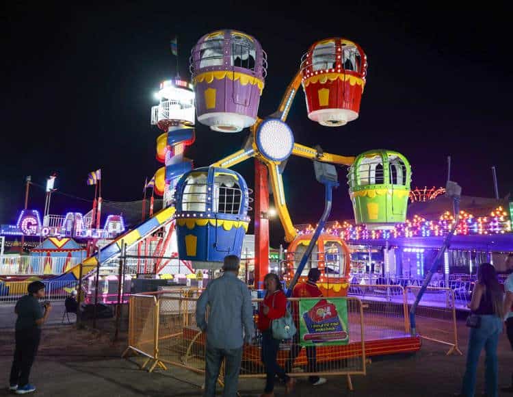 Juegos mecánicos iluminan la ExpoGan 2025