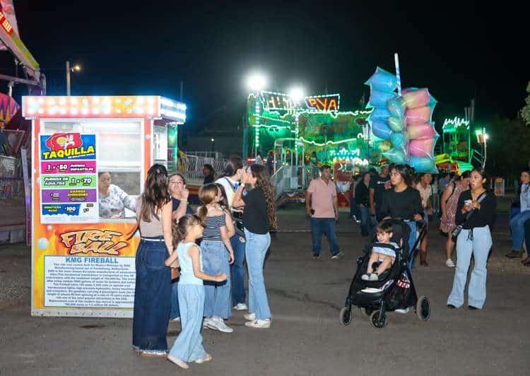 Juegos mecánicos iluminan la ExpoGan 2025