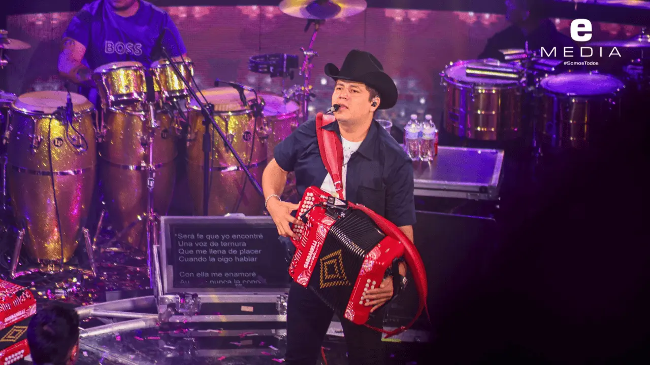 Remmy Valenzuela conquista el Palenque con una noche de éxitos y emoción