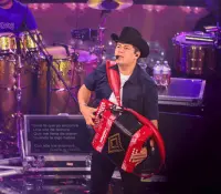 Remmy Valenzuela conquista el Palenque con una noche de éxitos y emoción