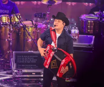 Remmy Valenzuela conquista el Palenque con una noche de éxitos y emoción