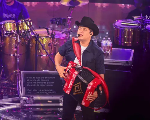 Remmy Valenzuela conquista el Palenque con una noche de éxitos y emoción