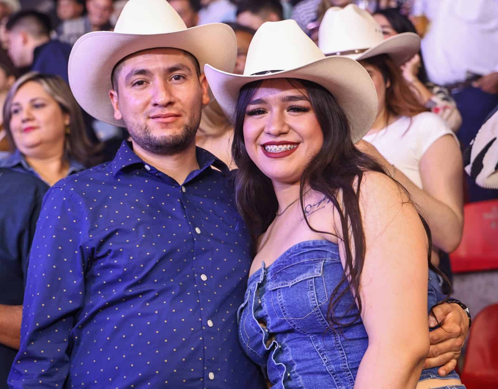 Viven noche inolvidable en Palenque de Remmy Valenzuela