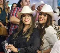 Viven noche inolvidable en Palenque de Remmy Valenzuela