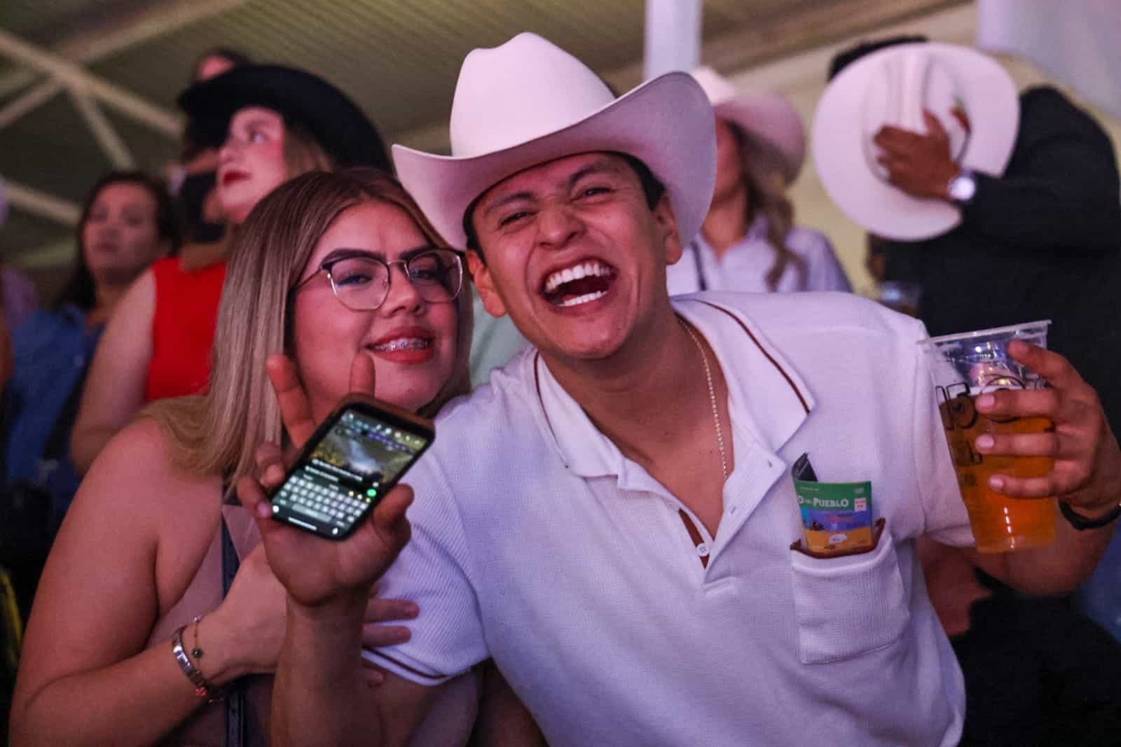 Viven noche inolvidable en Palenque de Remmy Valenzuela