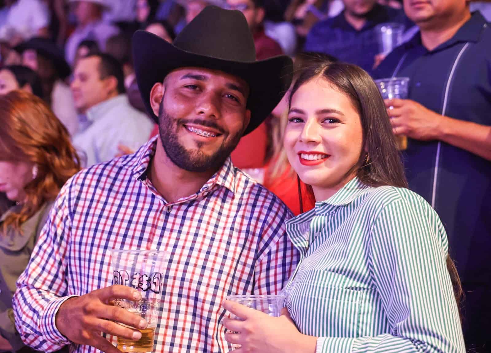 Viven noche inolvidable en Palenque de Remmy Valenzuela