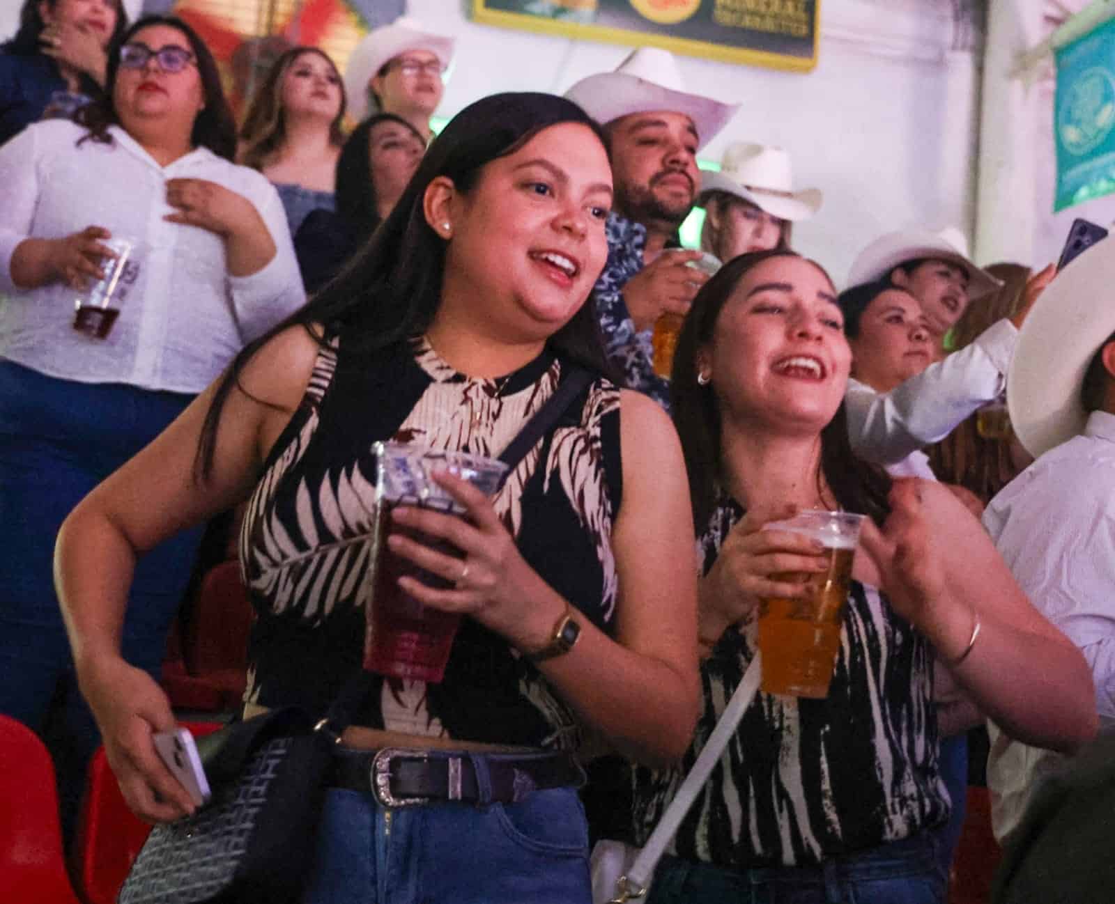 Viven noche inolvidable en Palenque de Remmy Valenzuela