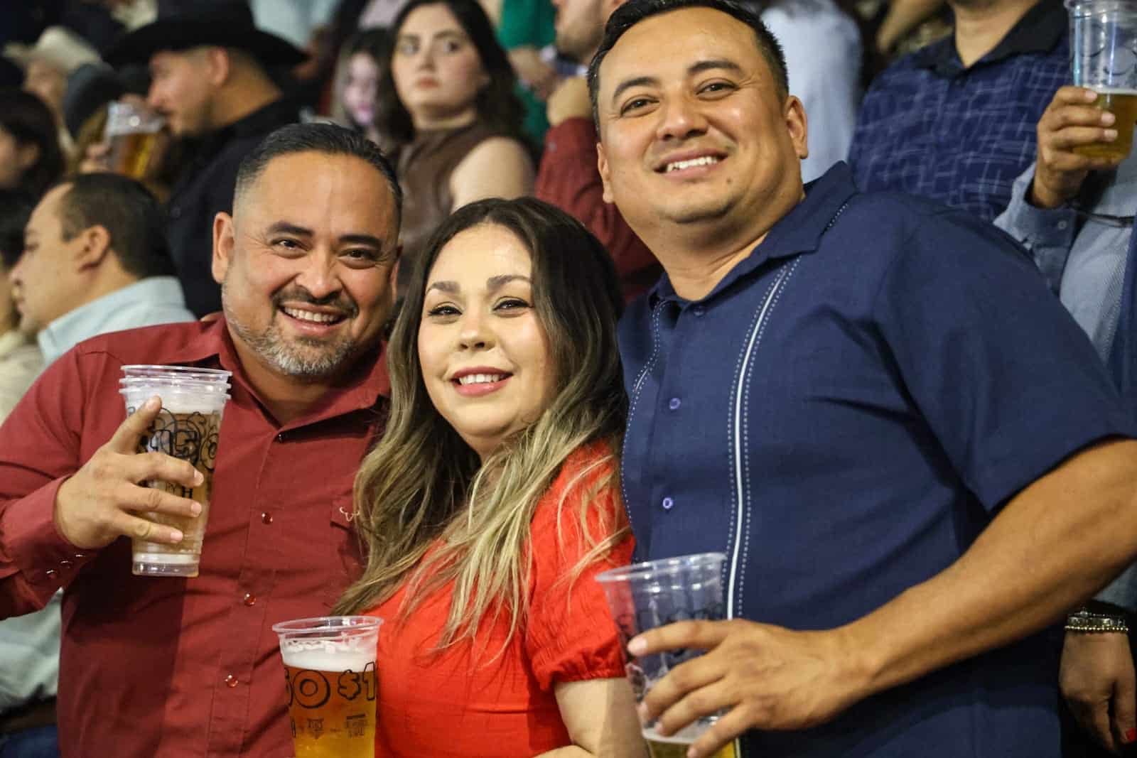 Viven noche inolvidable en Palenque de Remmy Valenzuela