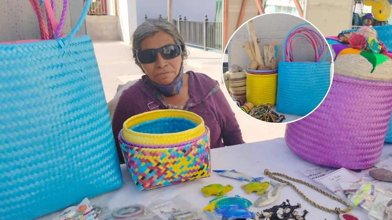 Adulta mayor vende artículos para comprar medicamentos