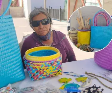 Adulta mayor vende artículos para comprar medicamentos