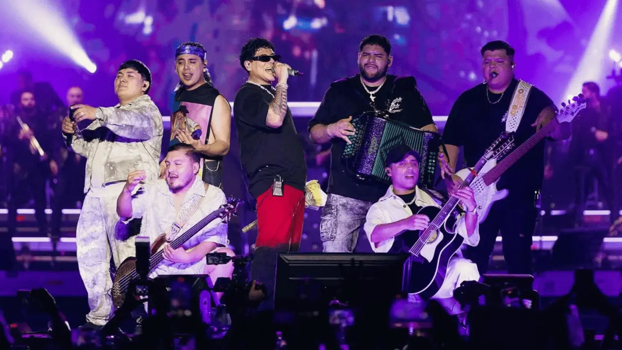 Eduin Caz explota contra su público por pedirle cantar corridos
