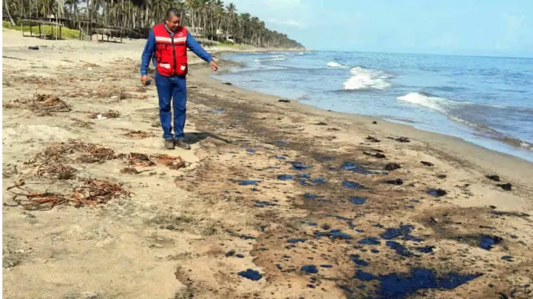 Personal de Pemex ya trabajaban en la limpieza de la zona afectada. (Foto: Especial / EXPRESO)
