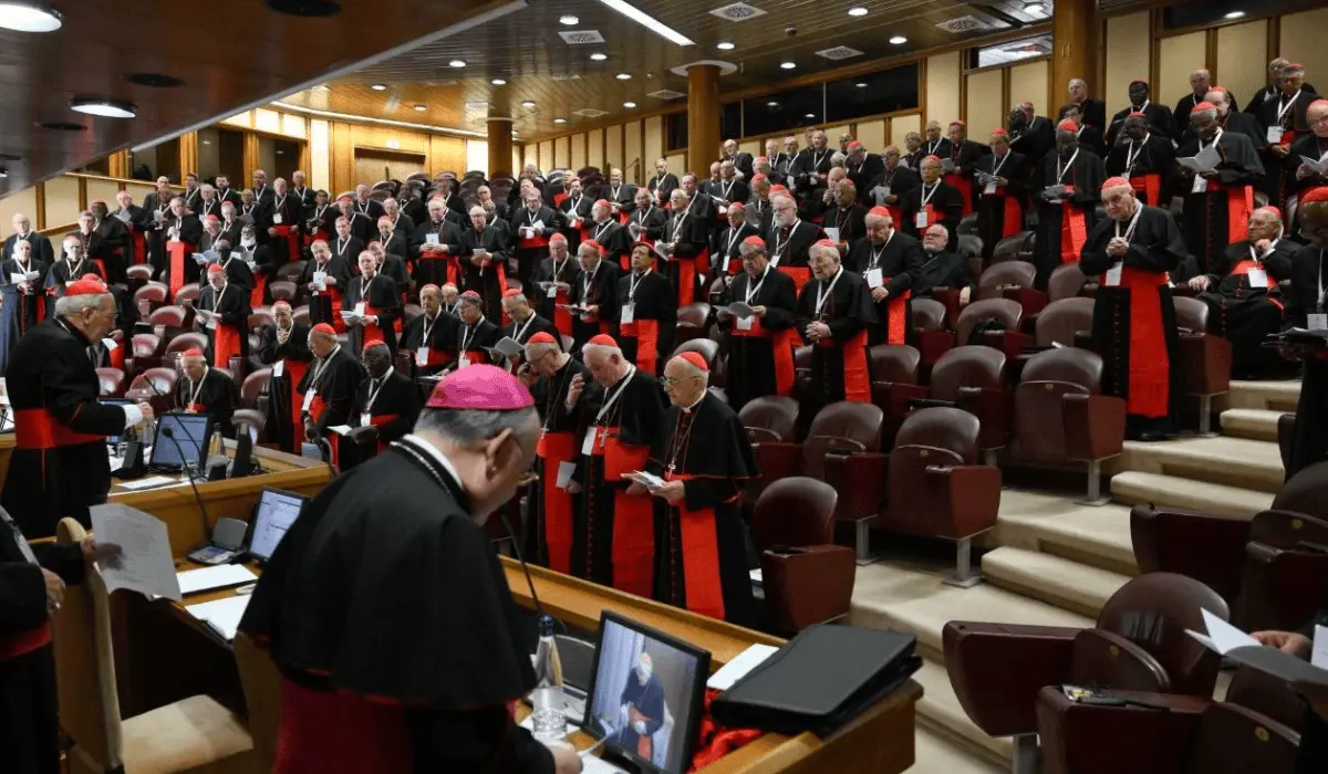 Cardenales llegan al Vaticano para iniciar el cónclave este 7 de mayo
