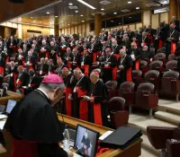 Cardenales llegan al Vaticano para iniciar el cónclave este 7 de mayo