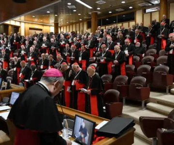 Cardenales llegan al Vaticano para iniciar el cónclave este 7 de mayo