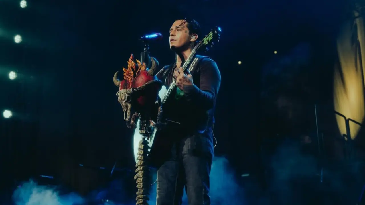 Nodal apoya iniciativa México canta y pide canciones enfocadas en el amor