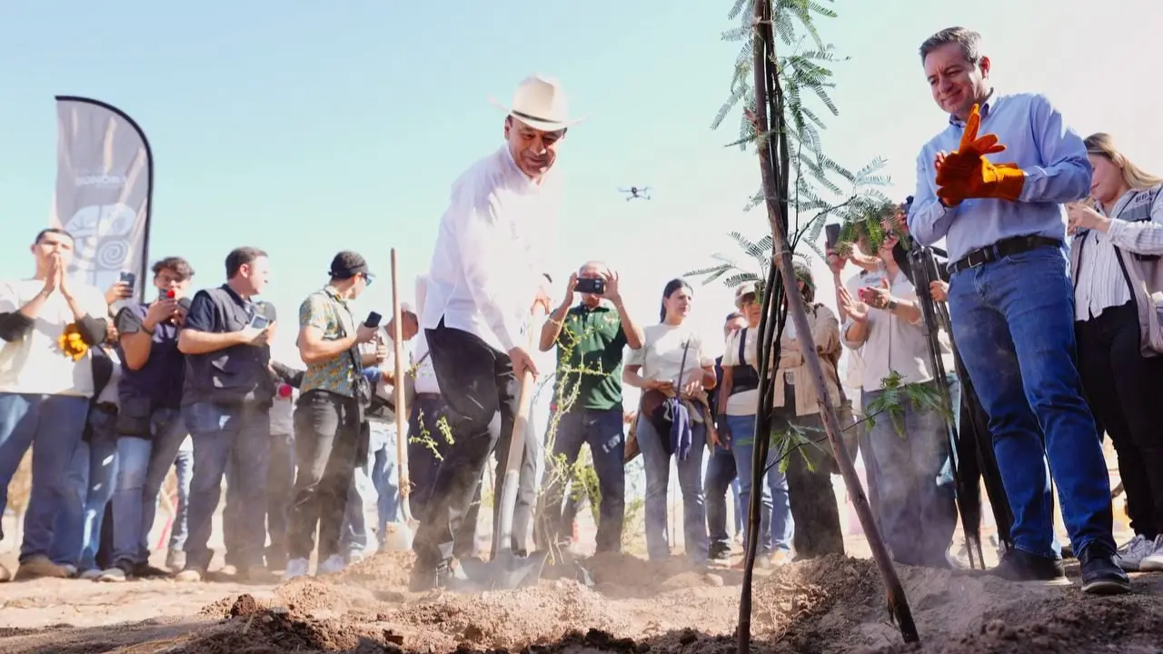 Durazo inicia reforestación del Bosque Urbano La Sauceda: planta primer árbol