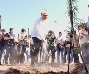 Durazo inicia reforestación del Bosque Urbano La Sauceda: planta primer árbol
