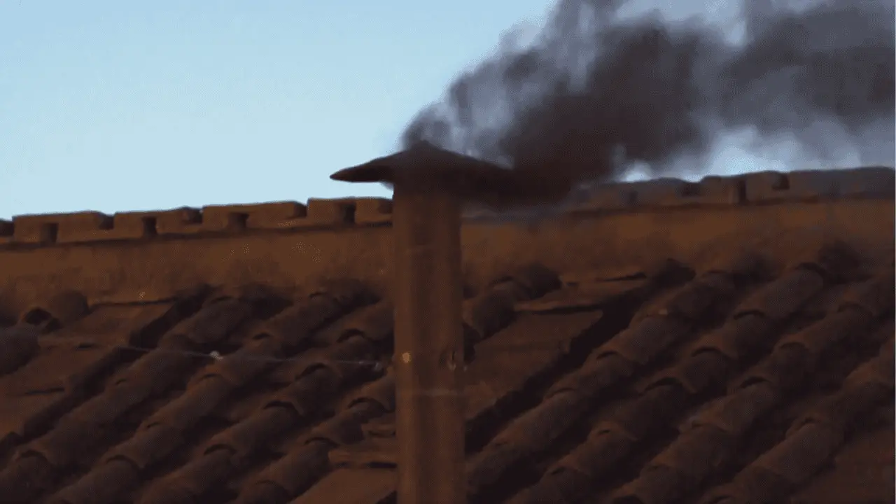 Concluye primera votación del cónclave con humo negro