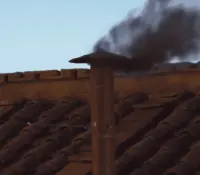 Concluye primera votación del cónclave con humo negro