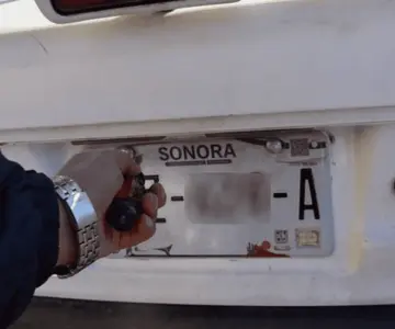 Detienen a hombre por conducir vehículo con placas robadas en Hermosillo