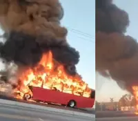 Incendio consume camión de transporte urbano; conductor evacúa a pasajeros