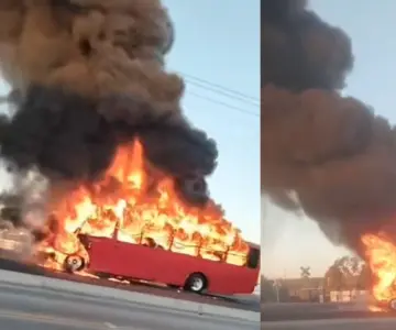Incendio consume camión de transporte urbano; conductor evacúa a pasajeros