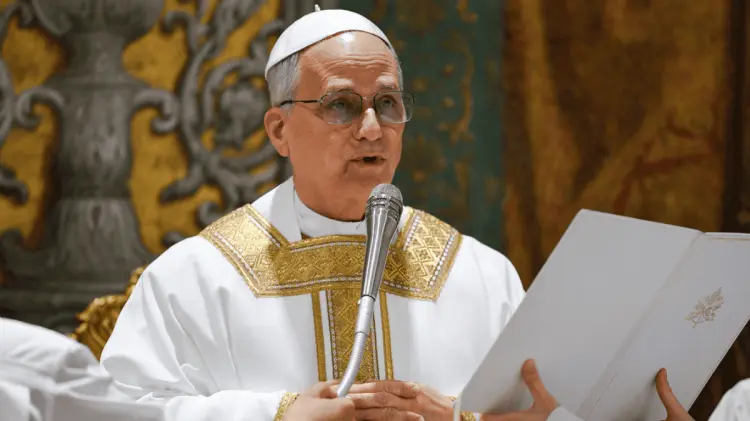 La ceremonia se celebró en la Capilla Sixtina junto a los 132 cardenales del cónclave que lo eligió.