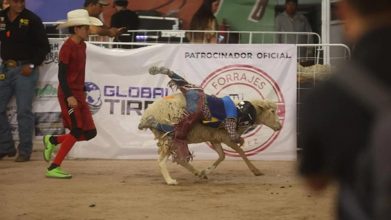 Pequeños jinetes brillan en la ExpoGan Sonora 2025 con el rodeo infantil