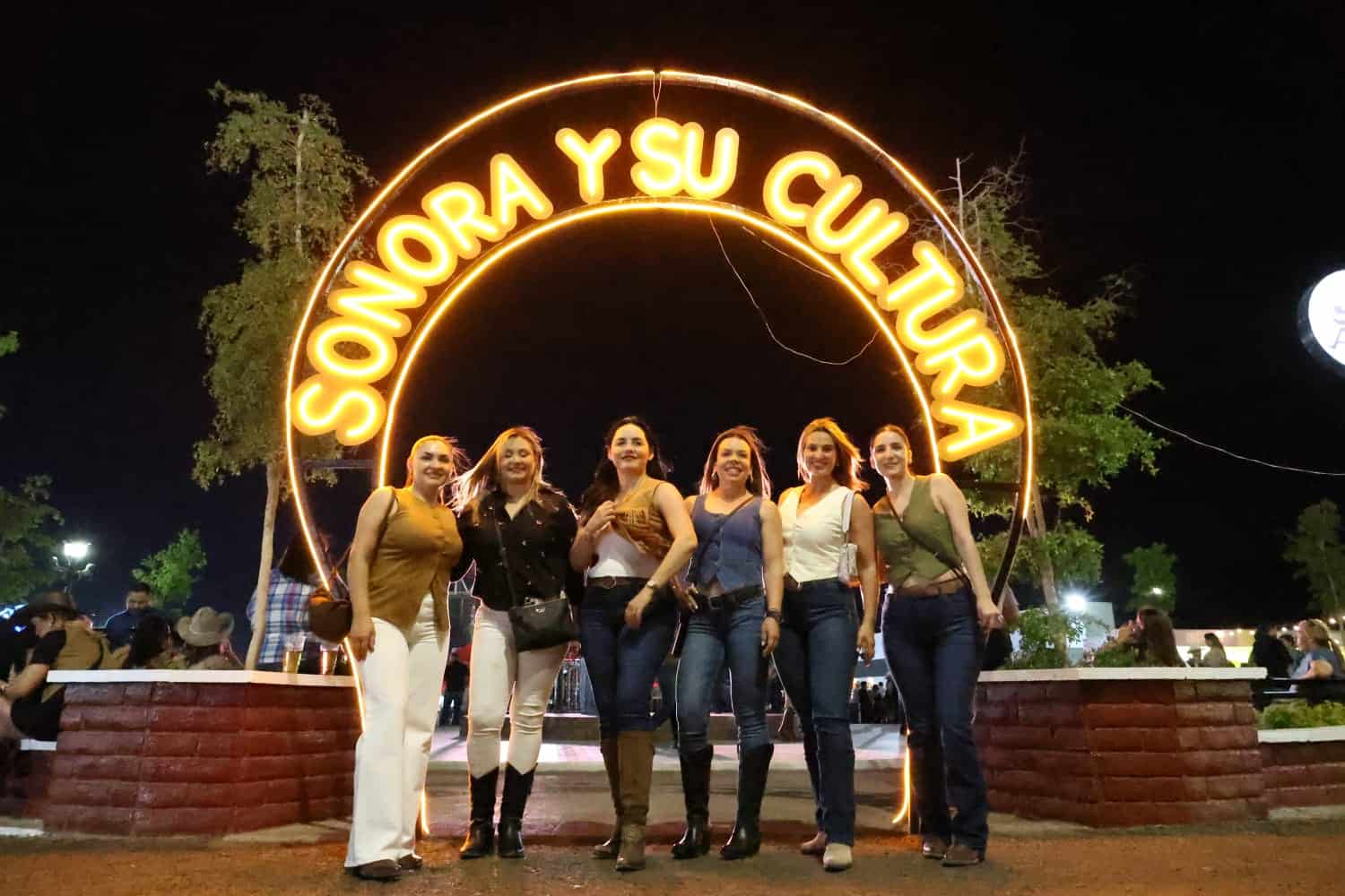 Hermosillenses pasan una noche agradable en Expogan Sonora