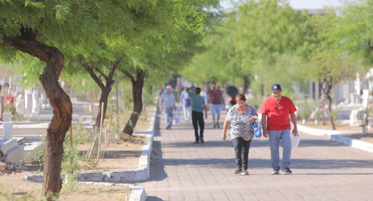 Alta afluencia en el Panteón Yáñez por el Día de las Madres en Hermosillo