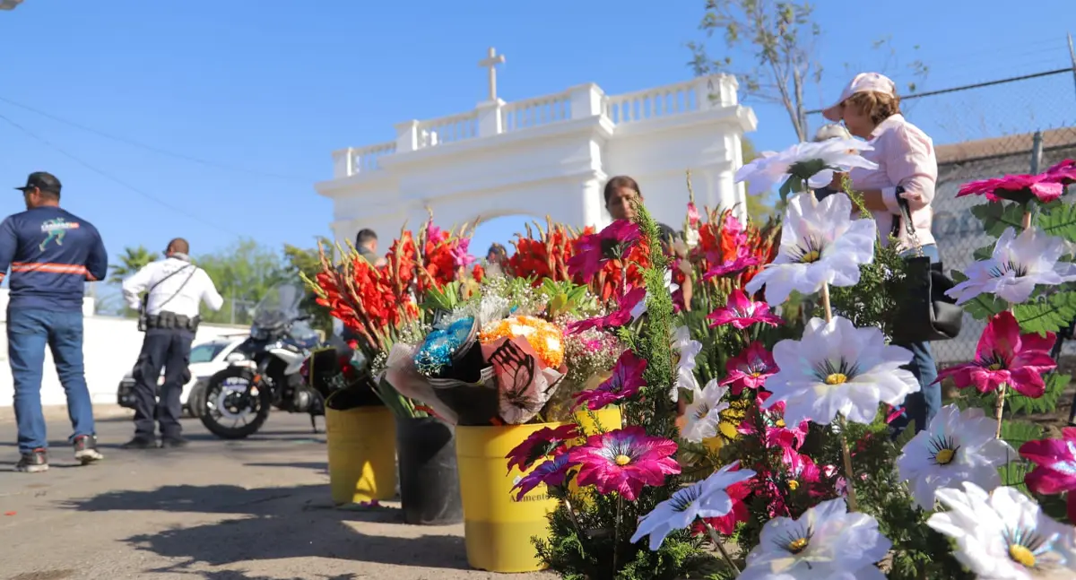Alta afluencia en el Panteón Yáñez por el Día de las Madres en Hermosillo