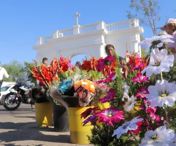 Alta afluencia en el Panteón Yáñez por el Día de las Madres en Hermosillo