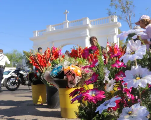 Alta afluencia en el Panteón Yáñez por el Día de las Madres en Hermosillo