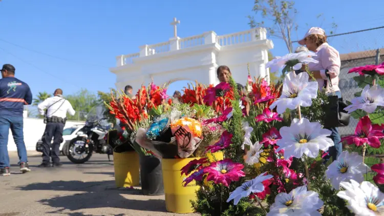Alta afluencia en el Panteón Yáñez por el Día de las Madres en Hermosillo