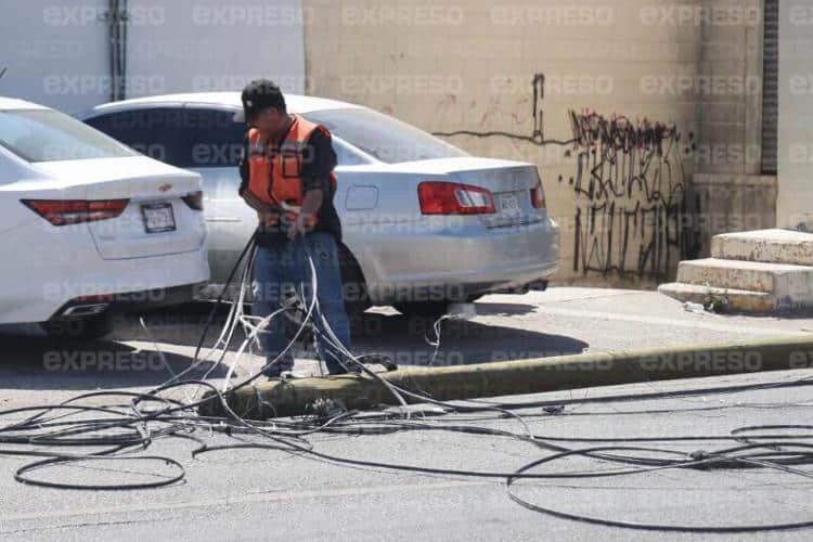 Tráiler derriba poste en Reforma y Doctor Paliza; no hay lesionados