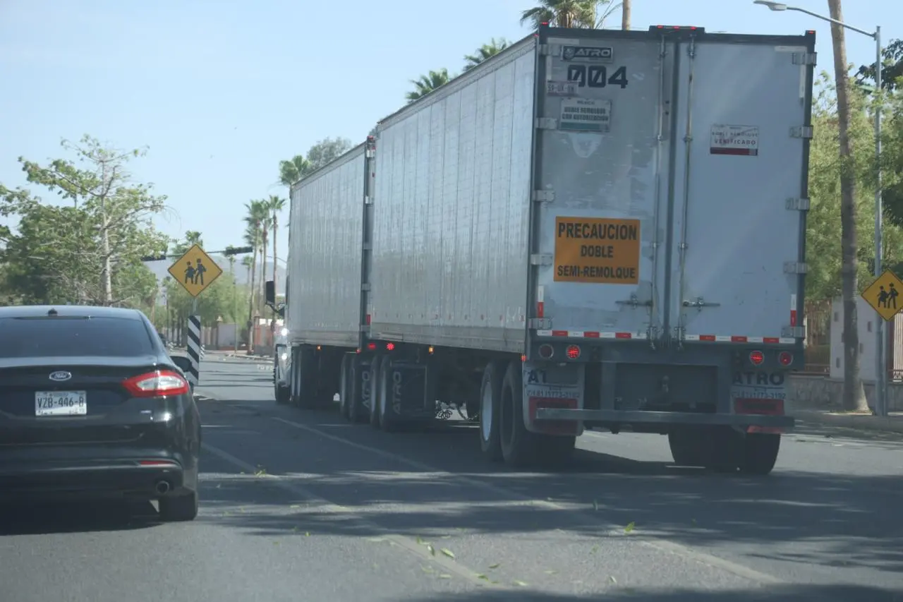 Tráiler derriba poste en Reforma y Doctor Paliza; no hay lesionados