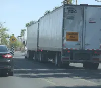 Tráiler derriba poste en Reforma y Doctor Paliza; no hay lesionados