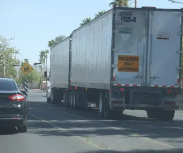 Tráiler derriba poste en Reforma y Doctor Paliza; no hay lesionados