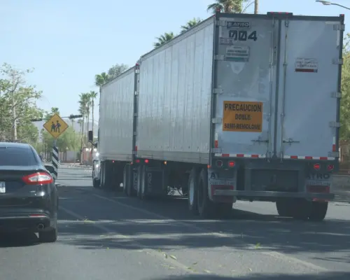 Tráiler derriba poste en Reforma y Doctor Paliza; no hay lesionados