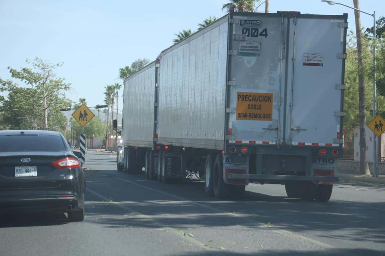 Tráiler derriba poste en Reforma y Doctor Paliza; no hay lesionados