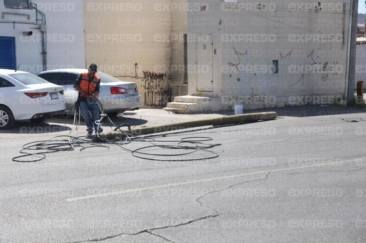 Tráiler derriba poste en Reforma y Doctor Paliza; no hay lesionados