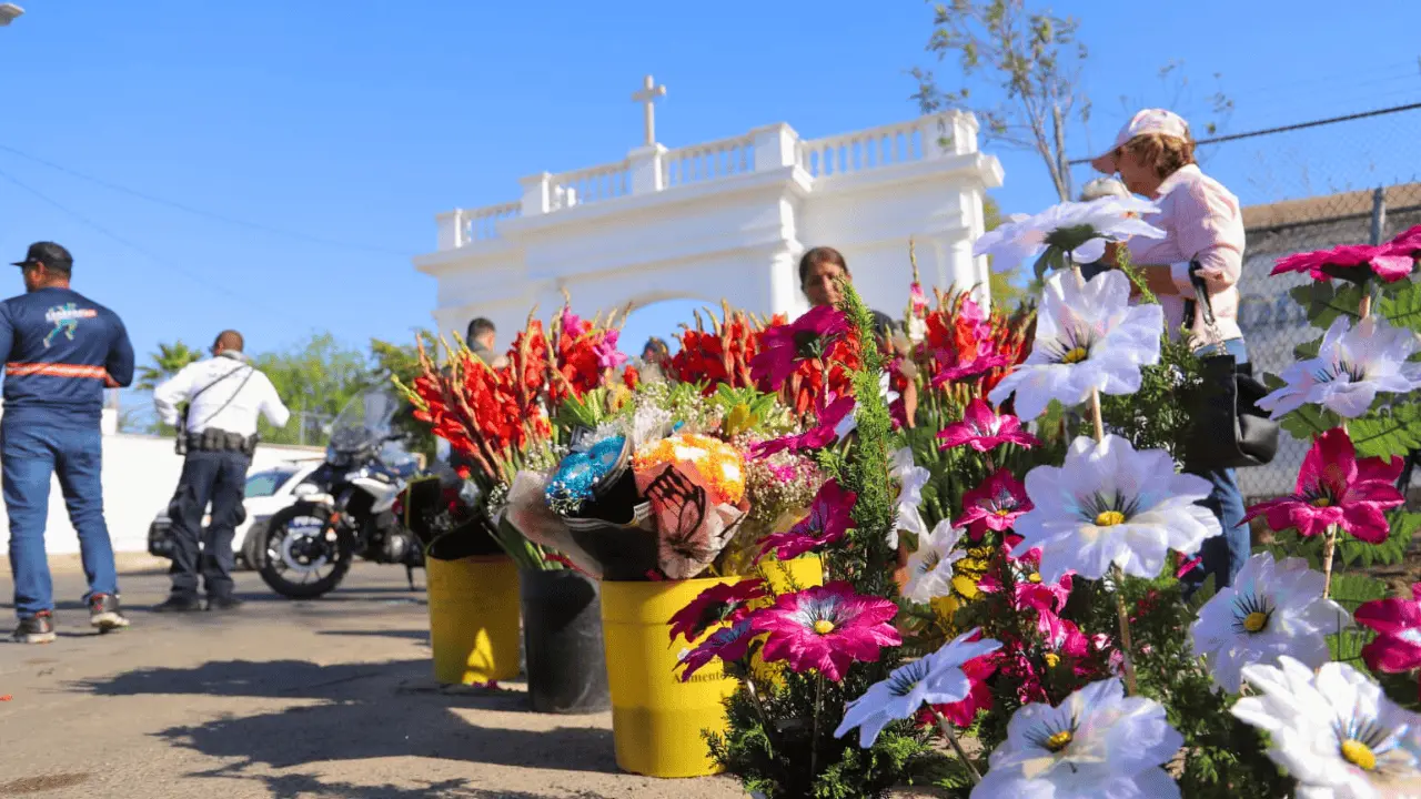 Entre calor y plegarias, Hermosillo honra a las madres fallecidas en su día