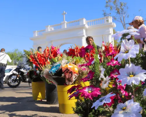 Entre calor y plegarias, Hermosillo honra a las madres fallecidas en su día