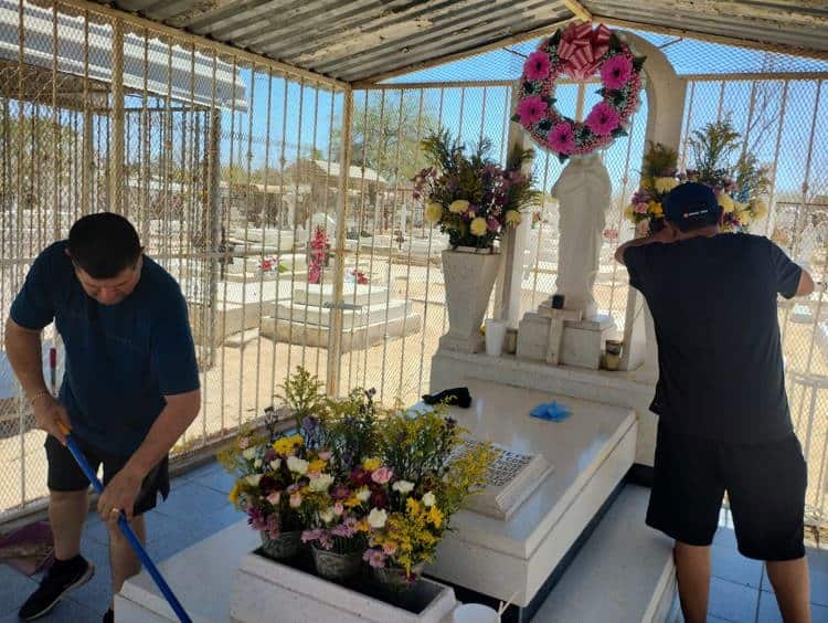 Entre calor y plegarias, Hermosillo honra a las madres fallecidas en su día